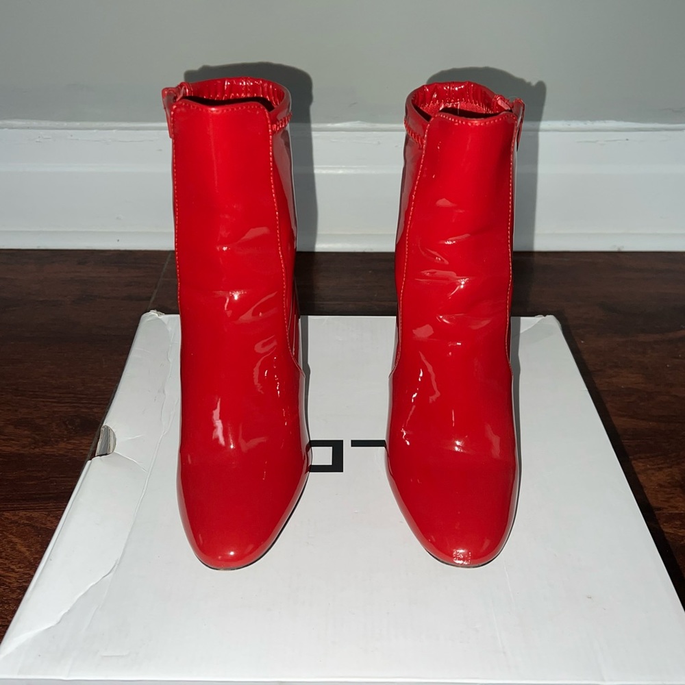 RED, SZ 6, Sleek Booties